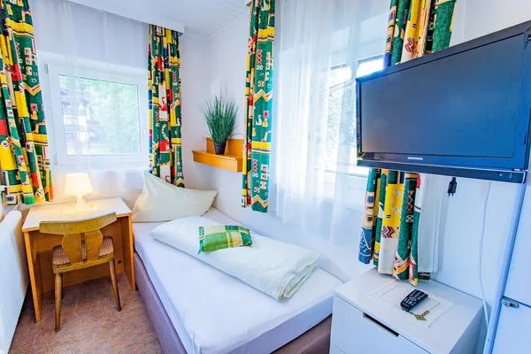 Schlafzimmer 2, Einzelbett und Fernseher  Soldanella 6 by Alpenidyll Apartments