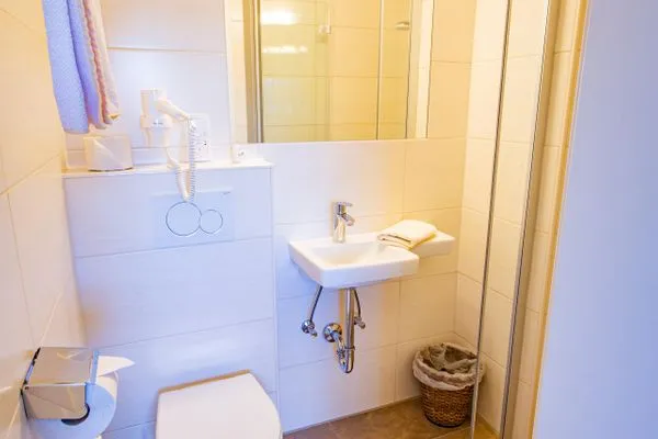 Badezimmer 1, Dusche und Wc  Soldanella 6 by Alpenidyll Apartments