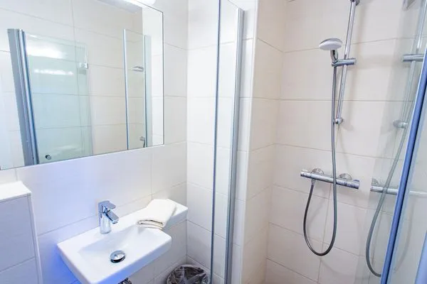 Badezimmer 1, Dusche und Wc  Soldanella 6 by Alpenidyll Apartments