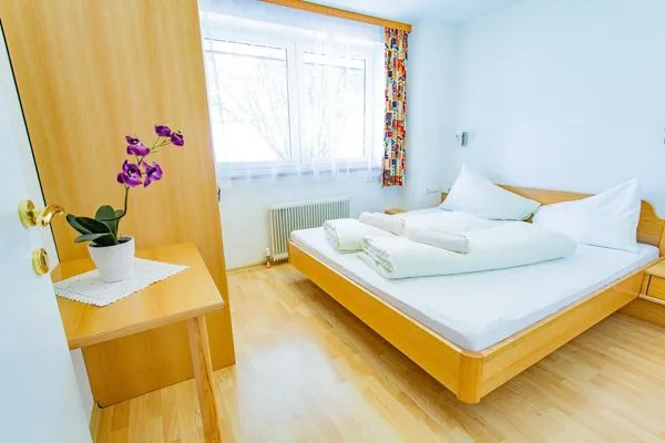 Schlafzimmer 1, Doppelbett  Soldanella 8 by Alpenidyll Apartments