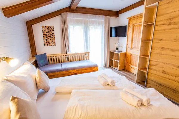 Schlafzimmer, Doppelbett, Einzelbett mit Fernseher  Bergidyll 10 by Alpenidyll Apartments