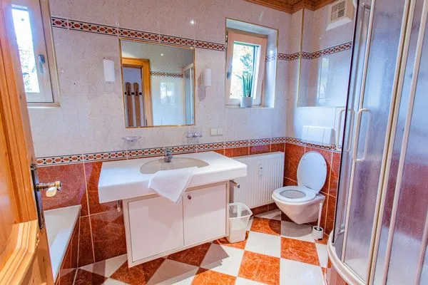 Badezimmer 1, Badewanne, Dusche und WC  Bergidyll 5 by Alpenidyll Apartments