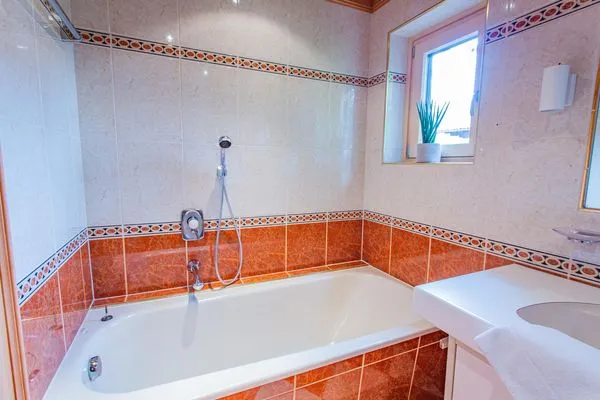 Badezimmer 1, bathtub  Bergidyll 5 by Alpenidyll Apartments