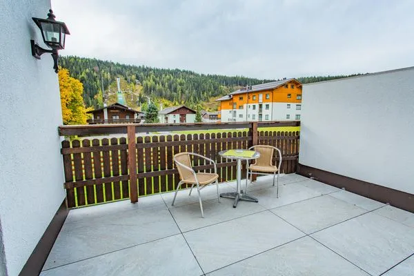 Terrasse mit Aussicht Schisprungschanze  Bergidyll 5 by Alpenidyll Apartments