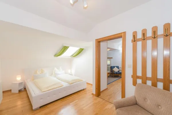 Schlafzimmer 1, Doppelbett  City Life 1 by Alpenidyll Apartments