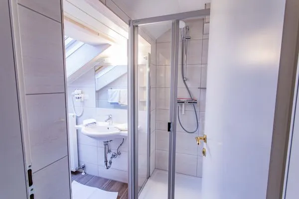 Badezimmer mit Dusche  City Life 3 by Alpenidyll Apartments