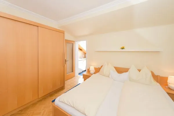 Schlafzimmer 1, Doppelbett  City Life 4 by Alpenidyll Apartments