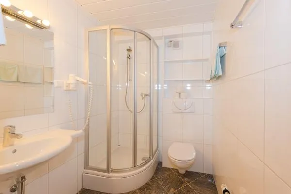 Badezimmer, Dusche und WC  City Life 4 by Alpenidyll Apartments