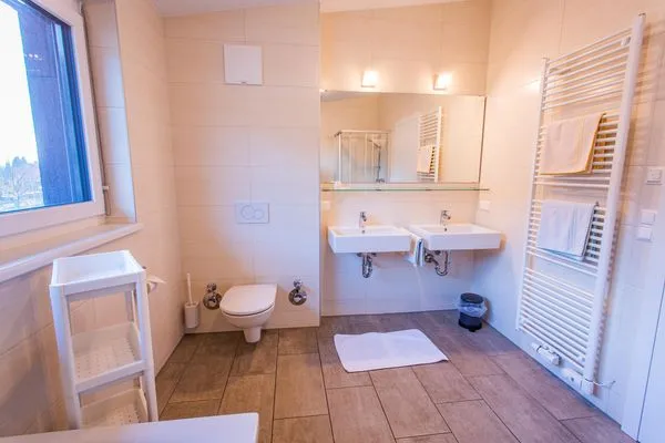 Badezimmer mit Dusche und Badewanne  City Dream 1 by Alpenidyll Apartments