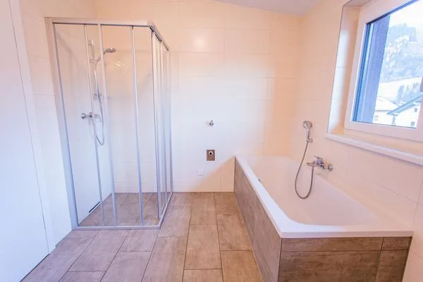 Badezimmer mit Dusche und Badewanne  City Dream 1 by Alpenidyll Apartments