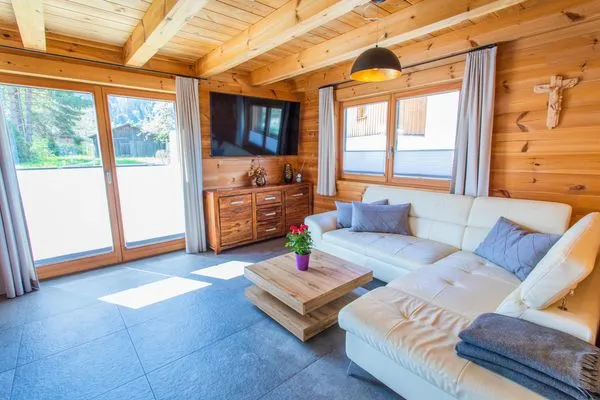 Living room with a sofa and a TV  Chalet Huber by Alpenidyll Apartments