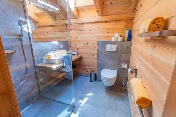 Bathroom 2, shower and toilet  Chalet Huber by Alpenidyll Apartments