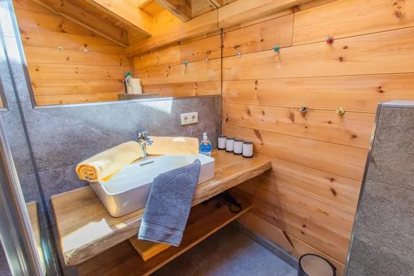 Badezimmer 2, Dusche und WC  Chalet Huber by Alpenidyll Apartments