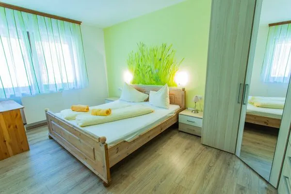 Schalfzimmer 1, Doppelbett  Huberhof 1 by Alpenidyll Apartments