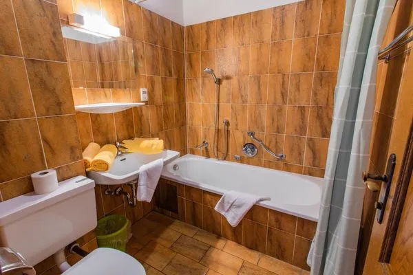 Badezimmer, Badewanne und WC  Huberhof 4 by Alpenidyll Apartments