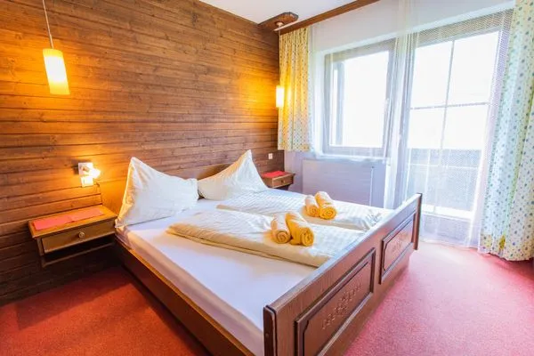 Schlafzimmer 1, Doppelbett  Huberhof 6 by Alpenidyll Apartments