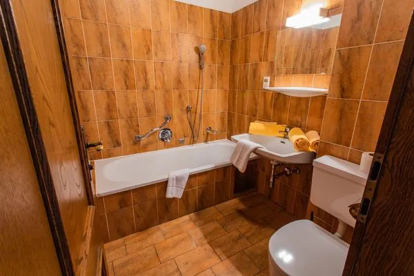 Badezimmer, Badewanne und WC  Huberhof 7 by Alpenidyll Apartments