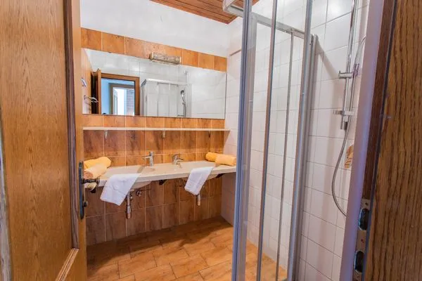 Badezimmer mit Dusche  Huberhof 9 by Alpenidyll Apartments