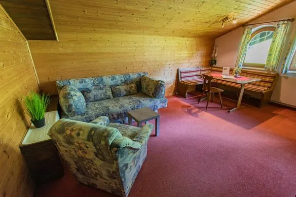 Wohnzimmer, Essbereich und Schlafsofa  Huberhof 11 by Alpenidyll Apartments