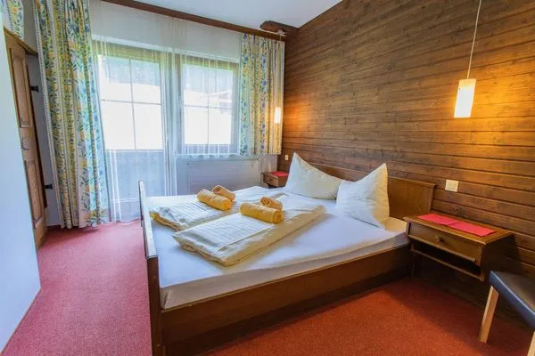 Schlafzimmer mit Doppelbett  Huberhof 11 by Alpenidyll Apartments