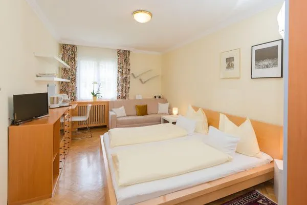 Doppelbett  mit Fernseher  City Life 7 by Alpenidyll Apartments