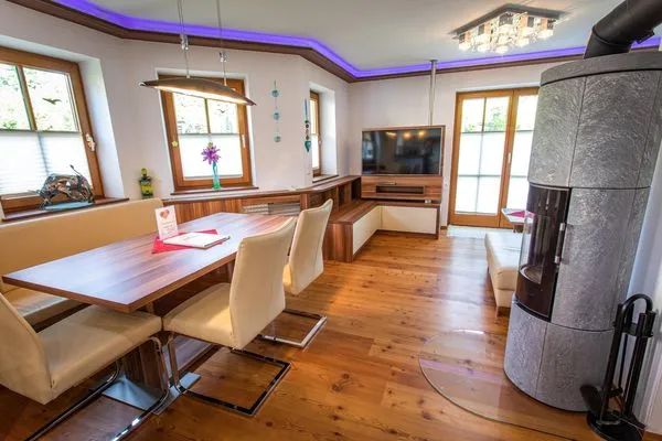 Wohn- und Essbereich mit Fernseher  Sunshine Aich by Alpenidyll Apartments