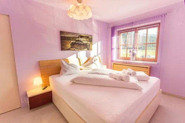 Schlafzimmer 1, Doppelbett  Sunshine Aich by Alpenidyll Apartments