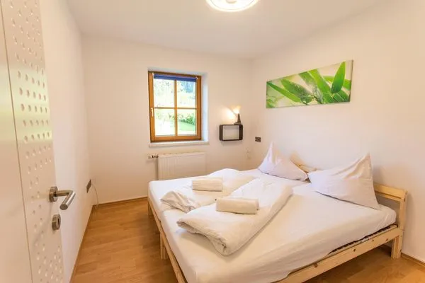 Schlafzimmer 2, 2 Einzelbetten  Sunshine Aich by Alpenidyll Apartments
