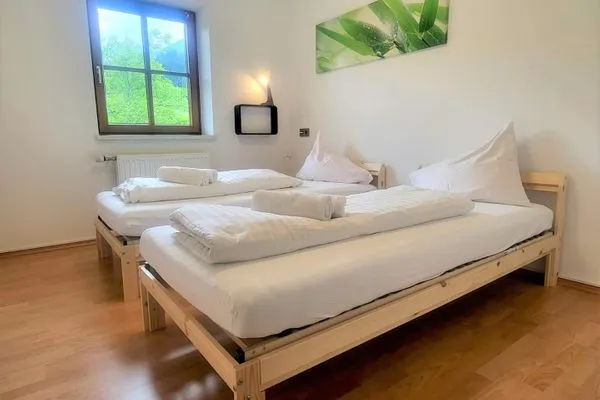 Schlafzimmer 2, 2 Einzelbetten  Sunshine Aich by Alpenidyll Apartments