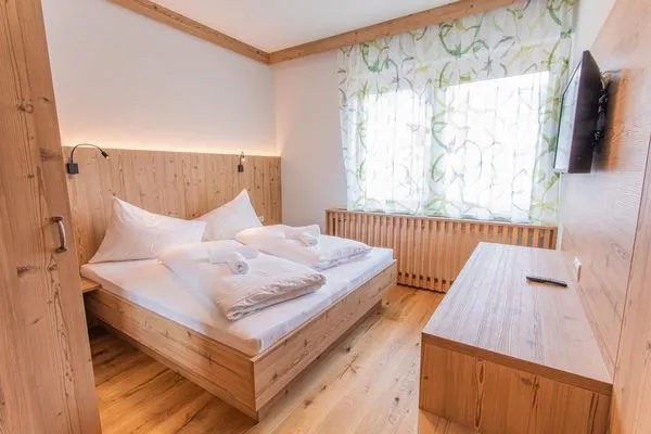 Doppelbett und Fernseher  Bergidyll 4 by Alpenidyll Apartments