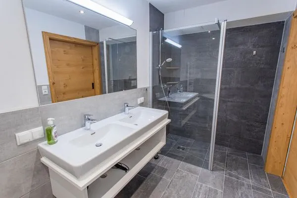 Badezimmer 1, Dusche, Badewanne und WC  Bergidyll 4 by Alpenidyll Apartments