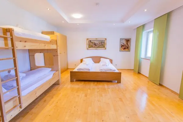 Schlafzimmer 4, Doppelbett und Etagenbett  Hoamathaus I by Alpenidyll Apartments