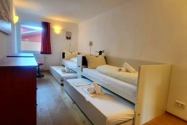 Schlafzimmer 2, 2 Einzelbetten mit Ausziehfunktion  Dachsteinblick by Alpendyll Apartments