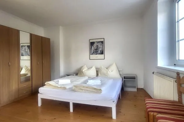 Schlafzimmer 2, Doppelbett und 2 Einzelbetten  Hoamathaus II by Alpenidyll Apartments