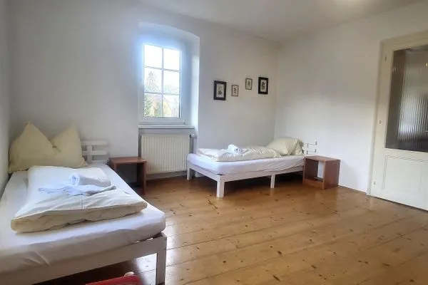 Schlafzimmer 2, Doppelbett und 2 Einzelbetten  Hoamathaus II by Alpenidyll Apartments
