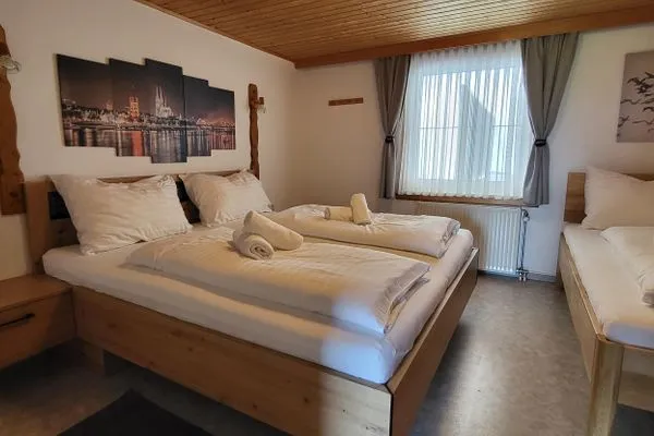 Schlafzimmer 2, Doppelbett und Einzelbett  Fischbacher App. 2 by Alpenidyll Apartments