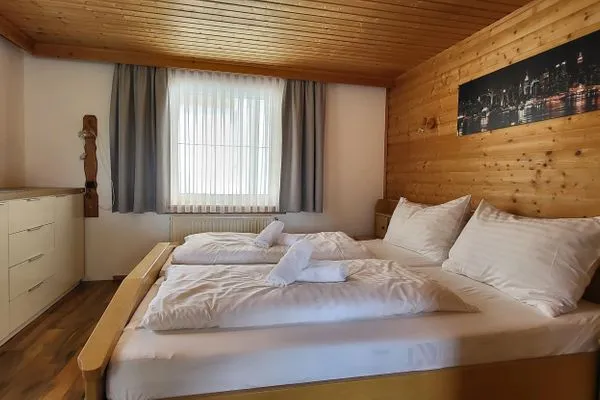 Schlafzimmer 1, Doppelbett  Fischbacher App. 2 by Alpenidyll Apartments