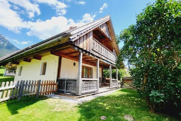 Main view of the building in summer  Stodertraum 1 "Vergissmeinnicht" by Alpenidyll Apartments