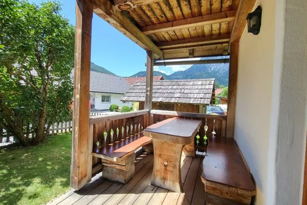 Terrace with seating and a view of the mountains  Stodertraum 1 "Vergissmeinnicht" by Alpenidyll Apartments