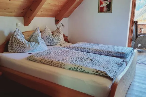 Schlafzimmer 1, Doppelbett und Zugang zum Balkon  Stodertraum 2 "Gänseblümchen" by Alpenidyll Apartments