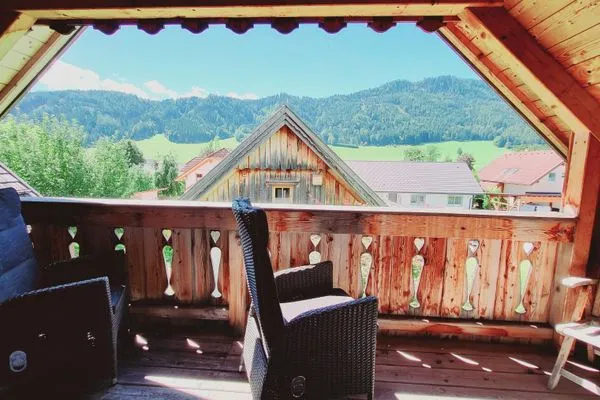 Balkon mit Sitzgelegenheit  Stodertraum 2 "Gänseblümchen" by Alpenidyll Apartments