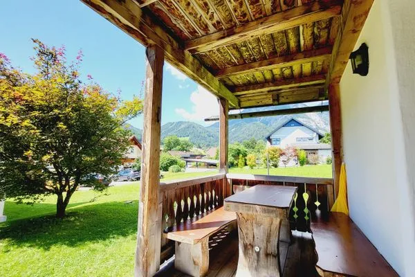 Terrasse mit Sitzgelegenheit  Stodertraum 2 "Gänseblümchen" by Alpenidyll Apartments
