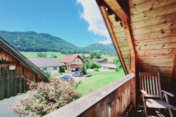 Balkon mit Aussicht in die Berge  Stodertraum 2 "Gänseblümchen" by Alpenidyll Apartments