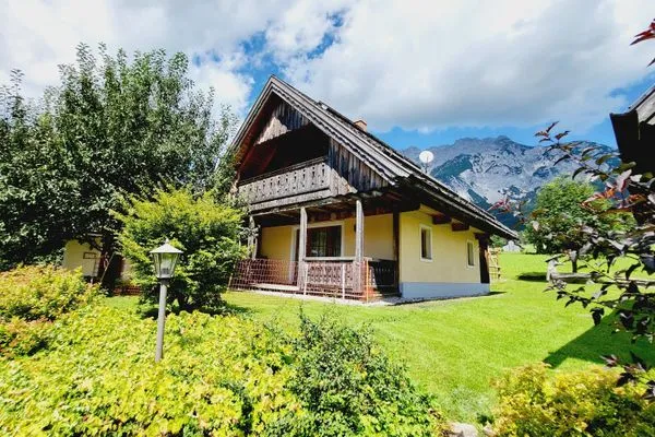 Main view of the building in summer  Stodertraum 3 "Löwenzahn" by Alpenidyll Apartments