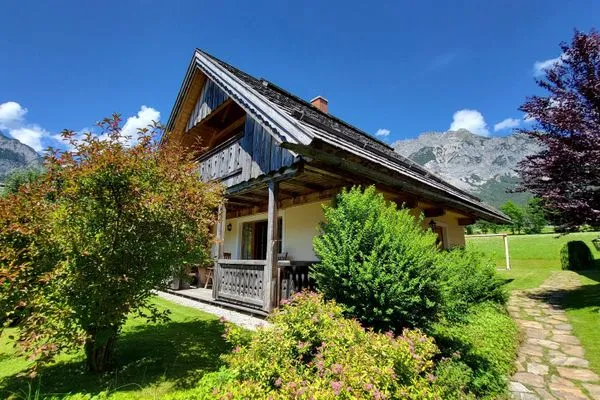Main view of the building in summer  Stodertraum 4 "Margerite" by Alpenidyll Apartments