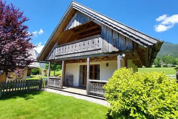 Hauptansicht Gebäude im Sommer  Stodertraum 5 "Schlüsselblume" by Alpenidyll Apartments