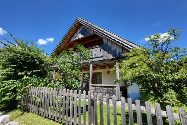 Hauptansicht Gebäude im Sommer  Stodertraum 6 "Glockenblume" by Alpenidyll Apartments