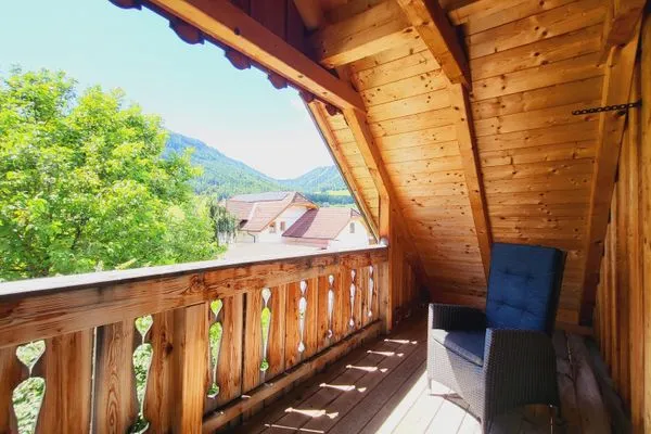 Balkon mit Sitzgelegenheit  Stodertraum 6 "Glockenblume" by Alpenidyll Apartments