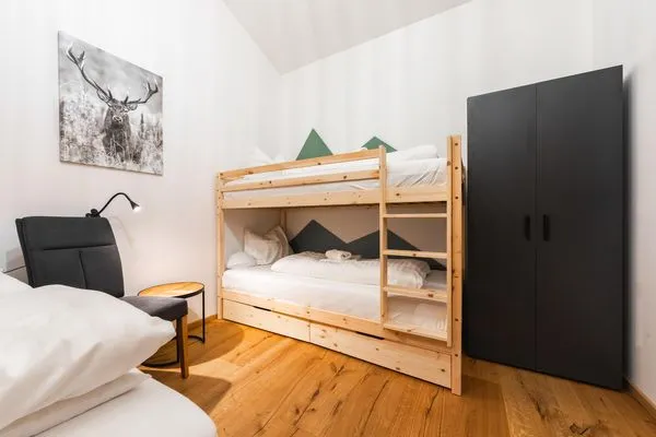 Schlafzimmer 3, Etagenbett und Doppelbett  Aich Amade by Alpenidyll Apartments