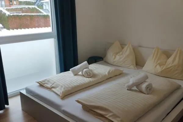 Schlafzimmer 1, Doppelbett  Bergblick by Alpenidyll Apartments